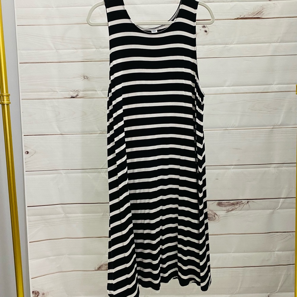 Old Navy sleeveless black and white striped swing dress